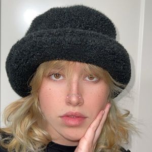 fuzzy bucket hat 🖤